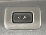 【パワーバックドア】スマートキーや運転席のボタンを押すだけでリアゲートが自動で開閉します!荷物を持っている時や、高い位置にあるバックドアを閉める際に便利な機能です♪