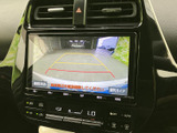 後方状況を安全に確認できるモニターは、駐車時や狭い道での運転をサポート。運転に自信がない方にも安心の装備です。