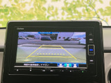 バック時の安全確認をサポートするモニター。駐車時のわずらわしさを軽減し、よりスムーズな運転を可能にします。視認性も確保されています。
