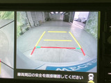 後方の映像に加えて目安となるガイド線も表示され、駐車時に周囲との距離感を確認するのに便利です。車庫入れや後退時の安全確認をサポートし、落ち着いて操作しやすくなります。