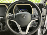 握ったまま手元で扱えるスイッチが左右に配置され、運転中も視線移動を抑えやすいレイアウトです。メーター周辺の確認もしやすく、日々の運転をサポートします。