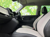 シンプルで機能的な運転席周りです。操作に必要なスイッチ類は、直感的に操作できる位置に配置されています。