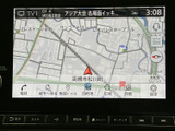 目的地設定も簡単。高精細な地図表示で、ドライブをより快適にサポートします。音声案内と連動し、スムーズな移動をアシストします。