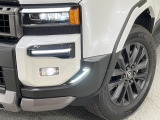 【LEDヘッドライト】悪天候や夜間走行時も良好な視界を確保し安心して運転できる高輝度LEDヘッドライトを装備!点灯速度が早く、消費電力も抑えられています。