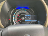 見やすいメーター類が運転に必要な情報を的確に伝えます。操作性に優れたスイッチ類も使いやすく、快適な運転をサポートします。