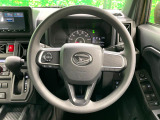 インテリアに合わせたデザインのステアリングは、運転される方のことも考え、運転しやすい形状、大きさです。是非一度、実際に触ってお確かめください。