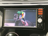 テレビ番組を画面で視聴できる装備です。停車中の待ち時間などに映像を楽しめるため、休憩時間を過ごす際にも便利にお使いいただけます。視聴は安全な停車時にご利用ください。