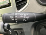 レバーには操作内容を示すマークが見やすく表示され、運転席から位置を把握しやすい設計です。必要なときに手元で確認しやすく、日常の運転を支える扱いやすい装備です。