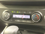 【左右独立型フルオートエアコン】運転席と助手席でそれぞれお好みの温度に設定可能。同乗者にも配慮した、快適な空調をお届け致します。