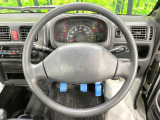 インテリアに合わせたデザインのステアリングは、運転される方のことも考え、運転しやすい形状、大きさです。是非一度、実際に触ってお確かめください。