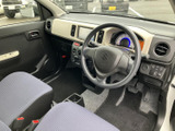 運転席まわりは視線を前方へ向けやすいレイアウトで、メーターや画面も見渡しやすく配置されています。座席や足元にもまとまりがあり、毎日の移動を落ち着いて過ごせる空間です。