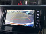 後方の様子を画面で確認でき、駐車時の周囲確認をサポートします。目安となるガイド線も表示されるため、車庫入れや切り返しの際に位置を把握しやすく、日常の駐車に役立ちます。