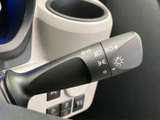 レバー上の表示が見やすく、運転席に座ったまま必要な操作を確認しやすい設計です。ハンドル周辺に手を伸ばしやすい位置にあり、日常の運転時にも扱いやすさを感じられます。