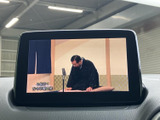 停車中に映像やテレビ番組を視聴できるモニターを装備。休憩時間などに車内で映像を楽しめるため、待ち時間も快適に過ごせる便利な装備です。