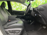 前席は座面にゆとりがあり、運転席からの視界も広く取られています。落ち着いた色合いのシートと手の届きやすいセンターまわりで、毎日の通勤やお出かけも快適にお使いいただけます。
