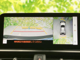 後方の映像と車両周辺の俯瞰表示を切り替えて確認でき、駐車時の周囲確認をサポートします。ガイド表示も備わり、車庫入れや幅寄せの際に役立つ便利な装備です。