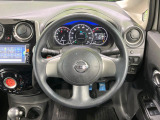 インテリアに合わせたデザインのステアリングは、運転される方のことも考え、運転しやすい形状、大きさです。是非一度、実際に触ってお確かめください。