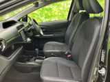 前席は座面と背もたれに柄入りの生地を配し、落ち着いた雰囲気です。運転席からの見通しや、助手席側の空間も確認でき、乗り込んだ際の居心地を確かめていただけます。