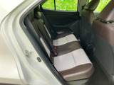 明るい色合いを取り入れた後席は、左右に座る同乗者がゆったり過ごせる落ち着いた空間。窓から光が入り、後席でも圧迫感を抑えた心地よい雰囲気が広がります。