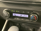 【オートエアコン】一度お好みの温度に設定すれば、車内の温度を検知し風量や温度を自動で調整。暑い&hellip;寒い&hellip;と何度もスイッチ操作をする必要はありません。快適な車内空間には必須の機能ですね♪
