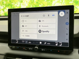 FM・AMやBluetooth、USBなど、複数のオーディオソースを画面から選べます。お好みの音源に切り替えやすく、通勤やお出かけの際も車内で音楽を楽しめる装備です。