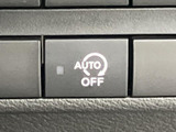 スイッチにはAUTO OFFの表示があり、機能の状態を文字で確認しやすい仕様です。運転席から見つけやすい場所に配置されているため、必要な場面で手元から操作しやすく便利です。