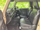シンプルなデザインながらも、必要な機能は全て備わっています。運転に集中できる、落ち着いた空間です。