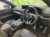 運転席まわりは前方の視界が広く、メーターや画面も目に入りやすい配置です。ゆとりのある座席と手の届きやすいセンターまわりで、落ち着いて過ごせます。