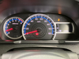 視認性の高いメーター類が、運転に必要な情報を的確に伝えます。直感的に操作でき、運転に集中できる環境です。