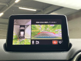 周囲の映像を画面で確認でき、駐車時の位置合わせや周辺確認をサポート。複数の視点を切り替えて使えるため、狭い場所での駐車にも役立つ便利な装備です。