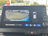 後方映像にガイド線が重なり、駐車枠や周囲との距離を確認しながら車庫入れをサポート。車両周辺の表示も備わり、駐車時の安全確認に役立つ便利なモニターです。