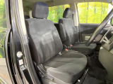 運転席まわりには十分なスペースがあり、大柄な方でもゆったり運転していただける環境です。