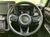 握りやすい形状のステアリングは、長距離運転でも疲れにくい工夫がされています。操作性にも優れ、快適なドライブをサポートします。