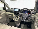 運転席まわりです。 各操作スイッチは使いやすい位置に配置されてます。