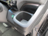 運転席右側のドリンクホルダーです。