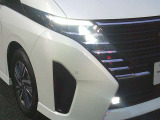 ハロゲンヘッドランプの約2倍の光量でより明るく照らし、消費電力が少なく済む、LEDヘッドランプとフォグランプ!夜間走行時の視認性を高め、とても安心です♪