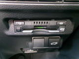 ETC車載器を装備しています。高速道路の料金所もストレスなく通行できます。すっきりとしたビルトインタイプですよ。