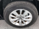 【純正アルミホイール】です!車両デザインに合わせてホイールをデザインしているため、見た目にもカッコイイアルミホイール♪洗車もラクチンで錆びません。
