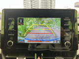 後方映像にガイドラインが表示され、駐車時の距離感や進路を確認する際に役立ちます。周囲の状況を画面で把握しやすく、毎日の駐車をサポートしてくれる装備です。
