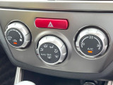 【オートエアコン】一度お好みの温度に設定すれば、車内の温度を検知し風量や温度を自動で調整。暑い&hellip;寒い&hellip;と何度もスイッチ操作をする必要はありません。快適な車内空間には必須の機能ですね♪