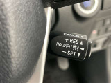 クルーズコントロール機能が付いています。 速度を設定するとアクセルを踏まなくても一定の速度で走ることができます。  高速道路ではとても便利な装置なんです。