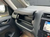 運転席、助手席それぞれに使い勝手のよい収納スペースを装備しています。