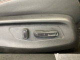 【電動シートの操作スイッチ】シート位置や角度を電動できめ細かに調整可能です。