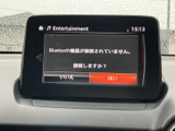 高精細なディスプレイで、クリアな音声を楽しめます。様々な接続方法に対応し、お好みの音楽を車内で堪能できます。快適なカーオーディオ体験はいかがでしょうか。