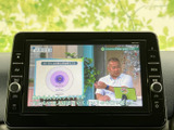 停車中にテレビ番組を視聴でき、待ち時間など車内で過ごすひとときに便利です。映像と字幕が表示され、画面上で番組内容を確認しながら楽しめます。