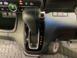 CVT車のセレクトレバーです。低速から高速まで、変速ショックのないスムーズな走りを実現するとともに、エンジン効率のよい領域を維持することで燃費にも貢献します。