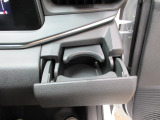 運転席右側の引き出し式ドリンクホルダーです。