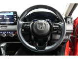 運転中もハンドルでの操作が可能です。特に高速道路等の目が離せない運転時には、便利さだけでなく、安全性も兼ね備えております。