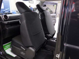 当店では専任のメカニックが大切なお客様のお車を一台一台丁寧に整備いたします。自社認証工場にてリフトアップし下回りまでキッチリ検査いたします。