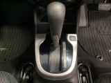 CVT車のセレクトレバーです。低速から高速まで、変速ショックのないスムーズな走りを実現するとともに、エンジン効率のよい領域を維持することで燃費にも貢献します。